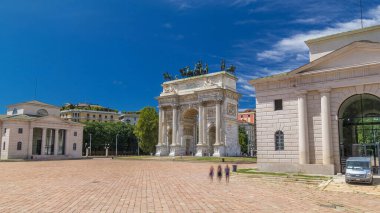 Piazza Sempione 'deki Arco della Pace (Simplon Meydanı' ndaki Barış Kemeri) hiperhız. Yaz günü mavi bulutlu bir gökyüzü. 1807 ve 1838 yılları arasında inşa edilmiş 25 metre yüksekliğinde ve 24 metre genişliğinde neoklasik bir zafer kemeridir..