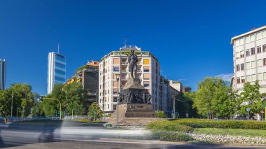 Giuseppe Verdi, heykeli önünde Casa Verdi timelapse hyperlapse Milan, İtalya. Yolda trafik. Yaz günü, mavi gökyüzü