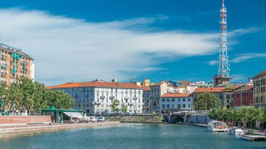 Naviglio Grande kanal suyolu timelapse Milan, İtalya. Yaz günü su tekne ile mavi bulutlu gökyüzü. Bu bölge, restoranlar, kafeler, barlar ve gece hayatı için ünlüdür.