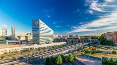 Portello Timelapse 'nin yeni bölgesinde modern binalar, Milan, İtalya. Yol kavşağındaki trafiğin en üst görüntüsü. Yazın mavi bulutlu gökyüzü.