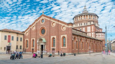Santa Maria delle Grazie timelapse mavi bulutlu gökyüzü ile. Milan, İtalya. Etrafta dolaşan insanlar. Bu kilise ve bitişik Dominik manastır 15th yüzyıl boyunca inşa edildi.