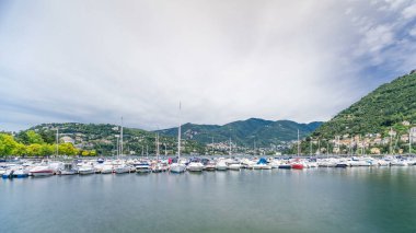 Como Gölü zaman çizelgesiyle manzara, Lombardy, İtalya. Evler ve botlar arka planda. Yaz gününde bulutlu bir gökyüzü.