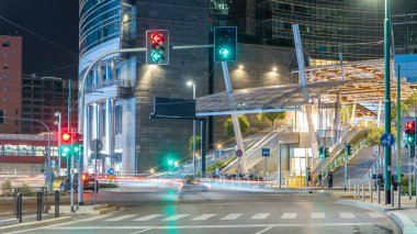 Milan Porta Nuova iş ilçe gece timelapse, Milano, İtalya içinde modern gökdelenler yakınındaki trafik. Trafik ışıkları ve arabalar. Yoldan görüntülemek