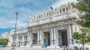 Milano Centrale timelapse Piazza Duca d'Aosta İtalya Milano kenti ana tren istasyonu bulunmaktadır. Mavi bulutlu gökyüzü yaz gün