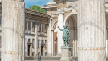 Anıt Roma İmparatoru Constantine için ben timelapse çerçeveli San Lorenzo Maggiore Bazilikası'nın önünde Milano, sütunlara göre. Bu bronz heykel bir Roma heykel Roma'da modern bir kopyasıdır.