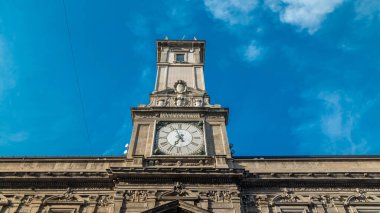 Giureconsulti Sarayı ile Milan şehir merkezinde Duomo Meydanı yakınındaki Mercanti meydanında Saat Kulesi timelapse. Mavi bulutlu gökyüzü yaz gün