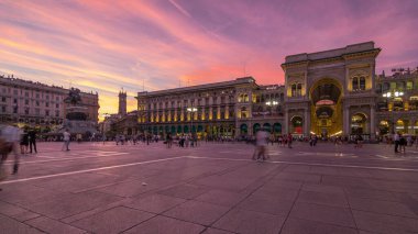 Vittorio Emanuele II ve Galleria Vittorio Emanuele II anıtı Piazza del Duomo (Katedral Meydanı) 'nda gece gündüz geçiş yapmıştır. Bu meydan Milano 'nun ünlü bir turistik merkezidir. Milan, İtalya