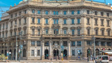 İtalyan kredi timelapse moda ve lüks İtalyan başkenti Cordusio Meydanı Sarayı. Tarafından geçen tramvaylar. Yaz günü, mavi gökyüzü