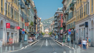 Sokak ve trafik tramvaylı Garibaldi Meydanı zaman çizelgesi. Adını İtalyan birleşme kahramanı Giuseppe Garibaldi 'den almıştır. Garibaldi, Barok mimarisinin muazzam bir örneğidir.