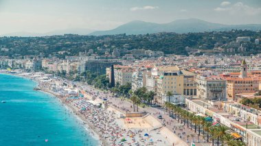 Güzel bir plaj manzarası üst panoramik manzara zaman çizelgesi, Fransa. Ünlü İngiliz Yürüyüşü, Promenade des Anglais. Ünlü Fransız turistik kasabası. Arkaplanda binalar