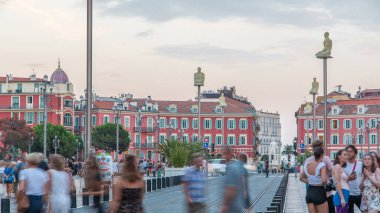 Nice City 'deki Massena Meydanı' nı günden geceye geçiş zamanı, Fransız Rivierası, Cote d 'Azur, Fransa. Tramvay rayları, sokak ışıkları ve aydınlatılmış binalar.