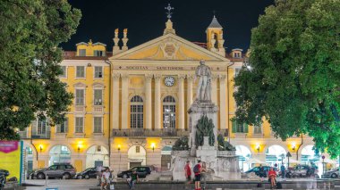 Garibaldi ve Chapelle du Saint-Sepulcre Anıtı Garibaldi Meydanı 'nda. Aydınlatılmış tarihi binalar