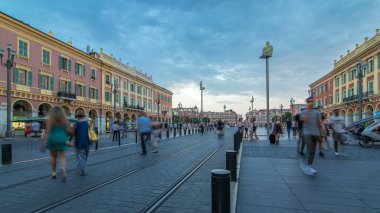 Nice şehrindeki Massena Meydanı 'nı günden geceye geçiş panoramik zaman dilimi Fransız Rivierası, Cote d' Azur, Fransa. Tramvay rayları, sokak ışıkları ve aydınlatılmış binalar.