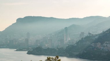 Monte Carlo, Monaco 'da yaz günbatımında şehir manzarası. Güneşin batışı ve akşam bulanıklığı. Limandaki yatlar. Kaptan Martin 'den üst görünüm