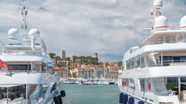 Ortaçağ Castre Kalesi 'nin yatları ve zaman ayarlı teknelerle liman arasında görüntü. Castre Müzesi eski Castre Kalesi 'nde kuruldu. Cannes, Cote d 'Azur, Fransa' nın Suquet bölgesinde..