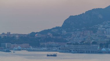 Monte Carlo 'nun şehir manzarası şatodan geceye geçiş zamanı, yaz günbatımından sonra Monako. Akşam sisi. Limandaki yatlar. Kaptan Martin 'den üst görünüm