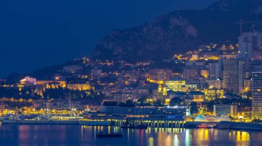 Monte Carlo 'nun şehir manzarası gece gündüz geçiş zamanı, Monako' nun kumarhanesi ve kalesi güneş doğmadan önce. Sabah sisi. Limandaki yatlar. Kaptan Martin 'den üst görünüm