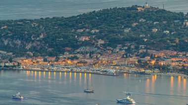 Saint-Jean-Cap-Ferrat gece hava sahasında yatlar. Fransa 'nın güneydoğusunda Provence-Alpes-Cote d' Azur bölgesindeki Cote d 'Azur' da tatil ve komün. Eze köyünün tepesinden