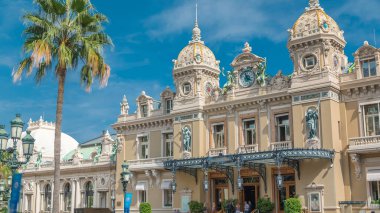Monte Carlo 'daki Grand Casino zaman çizelgesi, Monako. Tarihi bina. Girişi olan ön manzara. Avuç içi yanda. Yazın mavi bulutlu gökyüzü