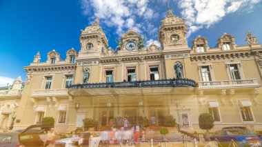 Ön görünümünde Monte Carlo timelapse hyperlapse, Monaco Grand Casino. Tarihi bina. Park girişinin. Avuç içi tarafında. Mavi bulutlu gökyüzü yaz gün