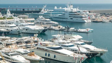 Monte Carlo bölgesinde Akdeniz, tekneler ve Monaco yat kulübü zaman çizelgesi. Güneşli yaz gününde en iyi hava manzarası