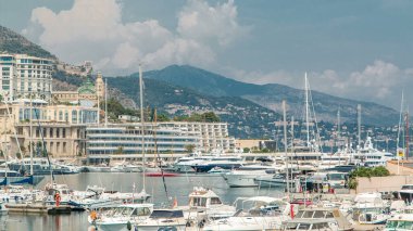 Monte Carlo şehri havacılık panorama zaman çizelgesi. Kulüp yakınlarındaki lüks yatlar, tekneler ve Monako limanındaki tarihi binalar, Cote d 'Azur. Yukarıdan Hercule Limanı.