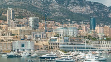 Monte Carlo şehri havacılık panorama zaman çizelgesi. Monako, Cote d 'Azur limanındaki lüks yatlar, tekneler, güzel binalar ve otellerin manzarası. Herkül Limanı tepeden arka planda tepelerle