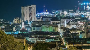 Monte Carlo 'nun şehir manzarası, Monaco gece zaman çizelgesi binaların çatıları ve yol trafiği. Tepelerden gökyüzü görüntüsü.