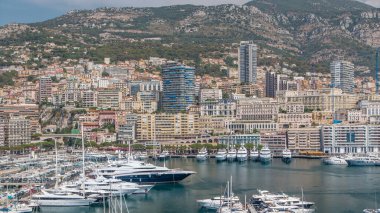 Monte Carlo şehri havacılık panorama zaman çizelgesi. Yukarıdan Hercule Limanı 'na. Monako limanındaki lüks yatların, teknelerin ve tarihi binaların panoramik manzarası, Cote d 'Azur.