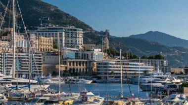 Monte Carlo Limanı Hercule Panorama zaman çizelgesi. Lüks yatları, tekneleri ve Monako kumarhanesi olan liman manzaralı Cote d 'Azur..