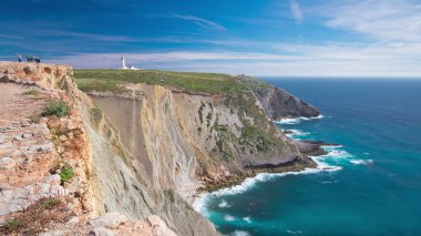 Atlantik Okyanusu yakınlarında hareket eden bulutları olan Cape Espichel deniz feneri, tapınaktan manzara, Portekiz panoramik zaman çizelgesi