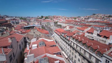 Lizbon şehir merkezindeki Rossio Meydanı 'nda Santa Justa Asansörü' nden Kral IV. Pedro 'nun bir anıtı var. Portekiz. Yukarıdan hava zamanlaması