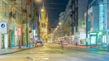 Raylar Prag'da Wenceslas Meydanı'nda gece timelapse Jindrisska Kulesi ile arka planda, alacakaranlıkta zaman tramvay. Tramvay parça ve trafik yolda. Meydanı Prag merkezi bulunmaktadır. Çek Cumhuriyeti.