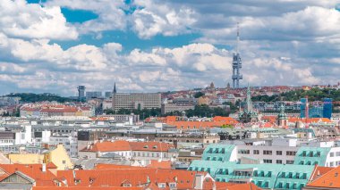 Prag 'da panoramik manzara ve Zizkov Televizyon Kulesi zaman çizelgesi. Eski Şehir Kulesi 'nin üst manzarası