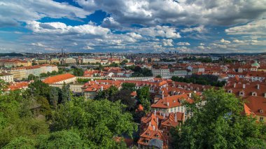 Prag 'ın kırmızı çatıları ve yeşil ağaçlarla kaplı Panorama' sı, Çek Cumhuriyeti 'nin ünlü Charles Köprüsü ve Vltava Nehri. Prag şatosunun yukarısından bak