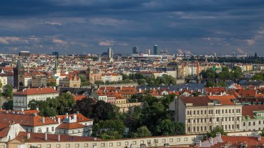 Timelapse, ünlü Charles Köprüsü ve Wenceslas, Çek Cumhuriyeti Prag eski şehir panoraması kırmızı çatılar. Yukarıdan gün batımından önce Prag Kalesi görüntülemek