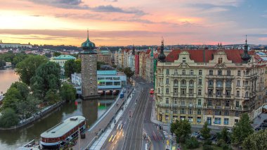 Sitkovska su kulesi zaman çizelgesi ve yol trafiği Prag 'ın eski şehir merkezinde günden geceye geçiş. UNESCO 'nun Dünya Mirası Alanı. Dans salonunun tepesinden hava görüntüsü