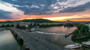 Prag Tepesi Petrin 'deki hava manzarası Baykuş Mills ve Jirasek Köprüsü' nden gece gündüz güzel renkli gökyüzü ve Çek Cumhuriyeti ile birlikte. Dans salonunun tepesinden bak