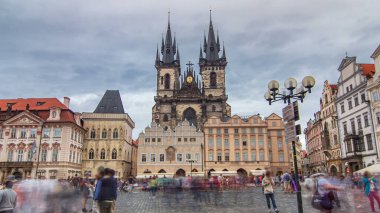 Eski kasaba meydanında Prag timelapse hyperlapse, Meryem Ana ve anıt Jan Hus Tyn Cathedral. Çek Cumhuriyeti, Unesco tarafından Dünya Mirası