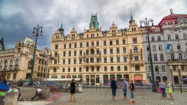 Art Nouveau binalar timelapse hyperlapse Prag Namesti Republiky istasyonu tarafından (Stare Mesto) Eski kentte. Prague, Çek Cumhuriyeti. Bulutlu yaz gün