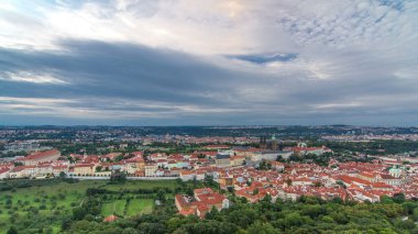 Çek Cumhuriyeti 'ndeki Petrin Gözlem Kulesi' nden gelen şatoyla Prag 'a harika bir zaman çizelgesi. Gün batımından önce mavi bulutlu gökyüzü