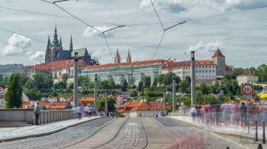 Çek Cumhuriyeti 'nin Prag şehrinde, Manes Köprüsü' nde (Manesuv Most) ve ünlü Prag Kalesi 'nden geçen kırmızı tramvay. Sokakta trafik vardı.