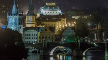 Doğal görünümü Vltava Nehri gece timelapse köprülerde ve Prag'ın tarihi merkezi: bina ve yapılar, Charles Köprüsü, eski şehir Kulesi ve Ulusal Tiyatrosu ile eski şehir.