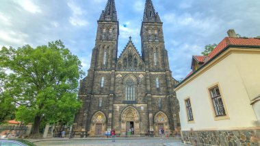 Vysehrad Kalesi, Prag Neo-Gotik Saint Peter ve Paul Katedrali timelapse hyperlapse. 2003 yılında kilise bazilika için Papa John Paul II tarafından yükseltilmiş.