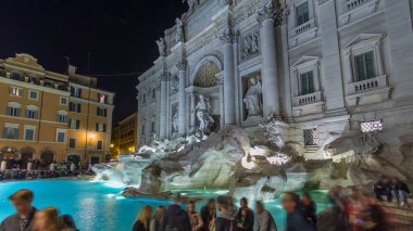 Ünlü Trevi Çeşmesi gece vakti aşırı hızlanıyor. Burası Roma 'da en çok ziyaret edilen yerlerden biri. Kalabalık burada kalsın..