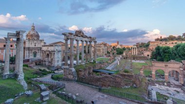 Capitolium Hill 'deki Romanum Forumu harabeleri Roma, İtalya' da günden geceye geçiş zamanları. Bulutlu gökyüzü ile üst hava görüntüsü