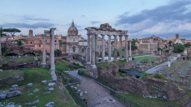 Capitolium Hill 'deki Romanum Forumu harabeleri Roma, İtalya' da günden geceye geçiş zamanları. Bulutlu gökyüzü ile üst görünüm