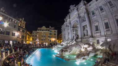 Ünlü Trevi Çeşmesi, gece vakti. Burası Roma 'da en çok ziyaret edilen yerlerden biri. Kalabalık burada kalsın. Fisheye