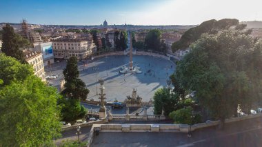 Büyük şehir meydanının havadan görünüşü, Piazza del Popolo zaman dilimi, günbatımında Roma, tarihi binalardan hızla uzaklaşan gölgeler.