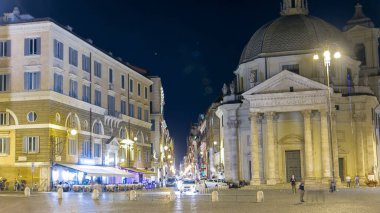 Santa Maria ikiz kiliselerinde Montesanto ve Santa Maria dei Miracoli Piazza del Popolo gece ile Piazza del Popolo timelapse. Roma, İtalya. Çeşmeden Caddesi'ne görüntülemek